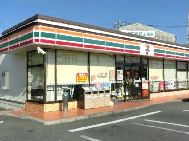 コンビニ　セブンイレブン（コンビニ）まで900m