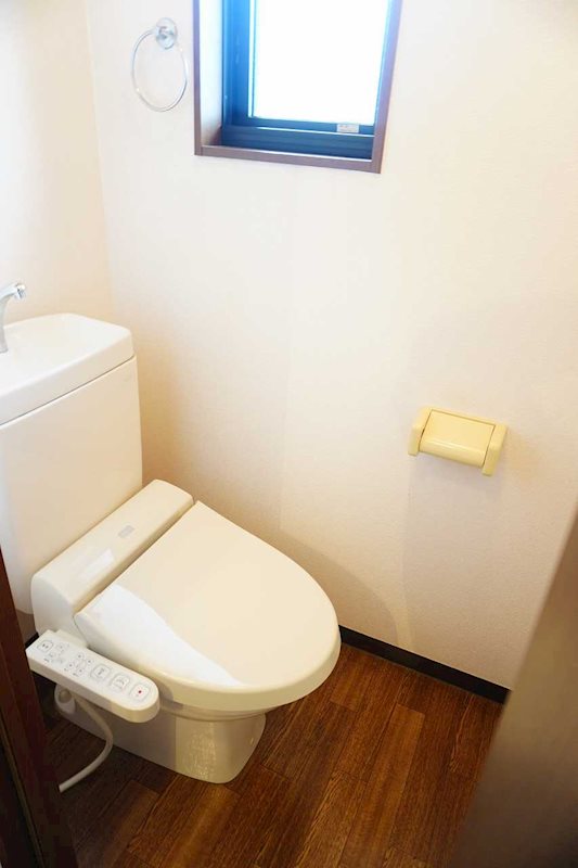 トイレ　トイレは快適な温水洗浄便座付き