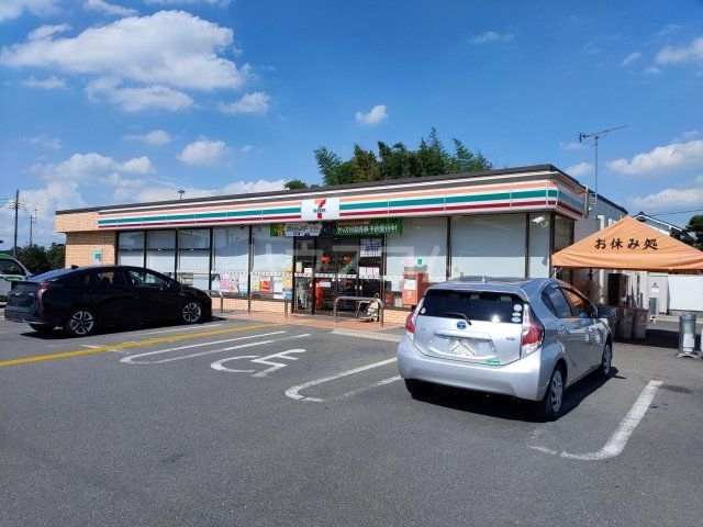 コンビニ　セブンイレブン 鴻巣屈巣店（コンビニ）まで813m
