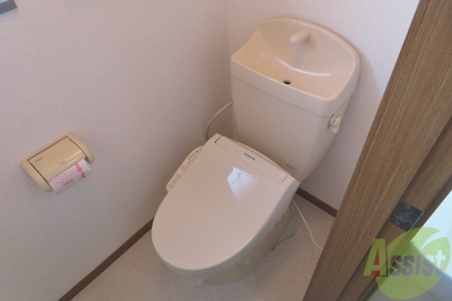 トイレ　シンプルなデザインのトイレはウオシュレット機能付きですよ。