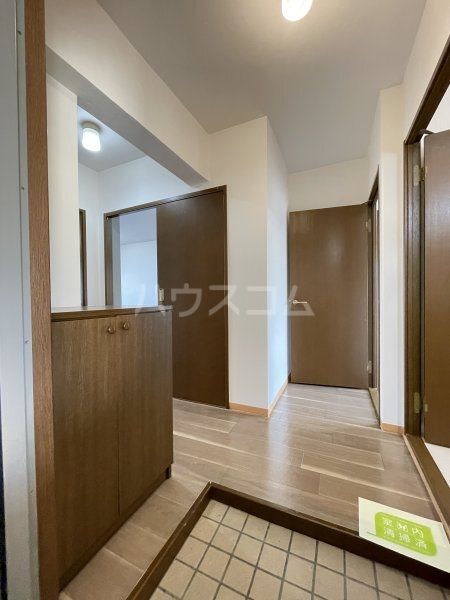 WEST COURT N棟の玄関写真