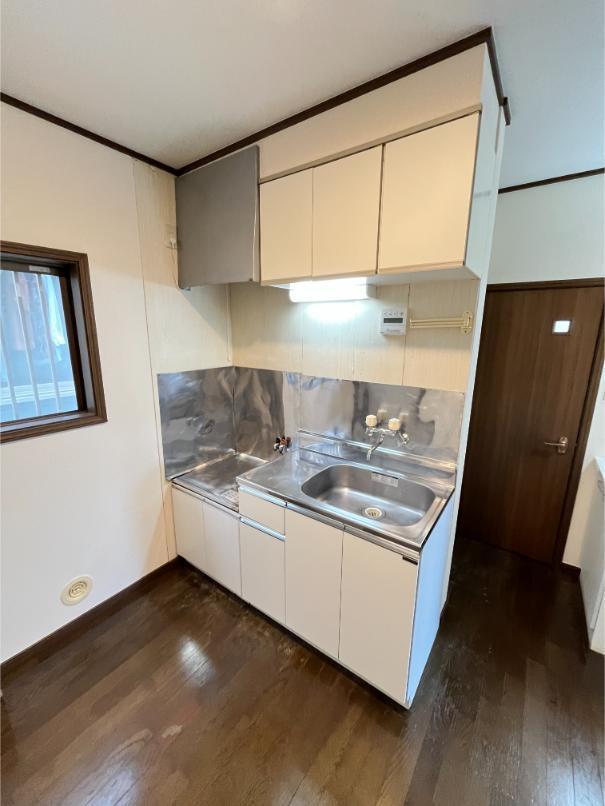 キッチン　(参考)同間取り2号室の写真です。キッチン交換予定。