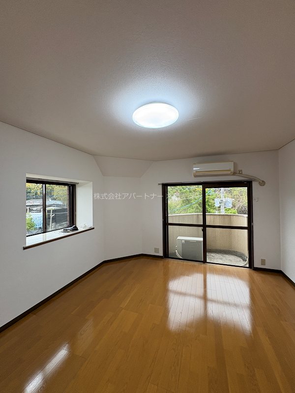 居室・リビング　出窓付きで明るいお部屋です！