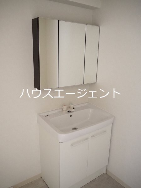 洗面設備　収納もできる独立洗面台付き