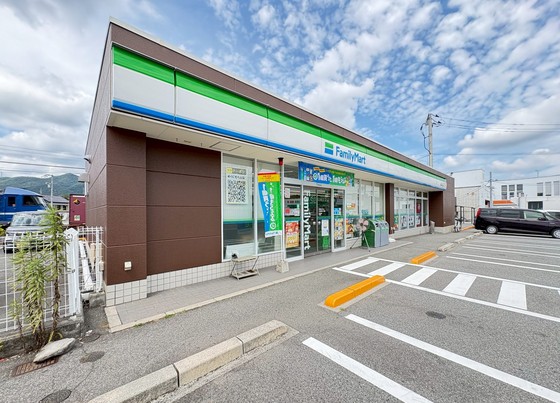 コンビニ　ファミリーマート八本松東三丁目店（コンビニ）まで557m