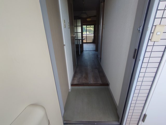 玄関　同物件別号室のものです。