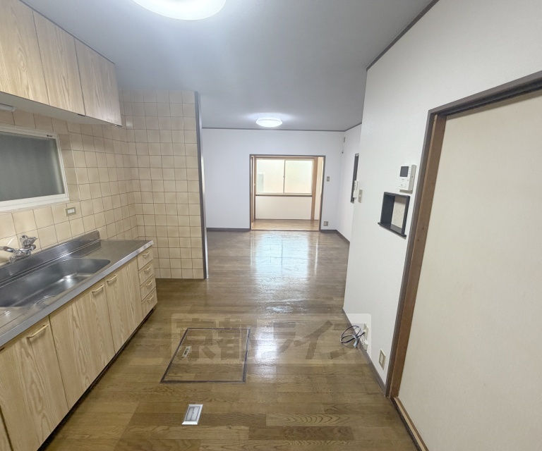 地下鉄東西線 椥辻駅 徒歩27分 3階建 築38年の居間写真