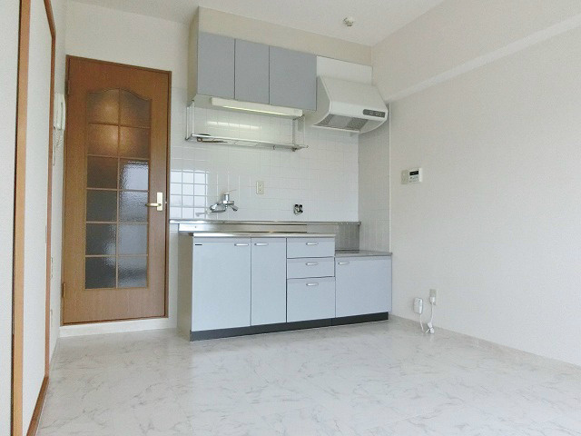 居室・リビング　床が白いので部屋が明るく見えますね