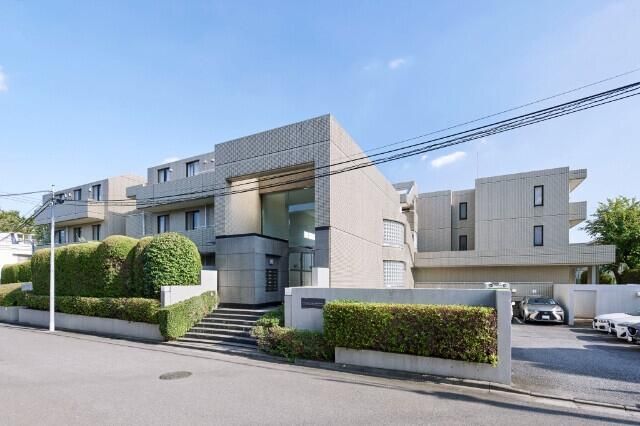 建物外観　鉄筋コンクリート造・総戸数は15戸です。
