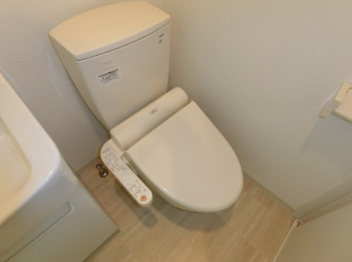 トイレ　内装は別部屋の参考写真です。