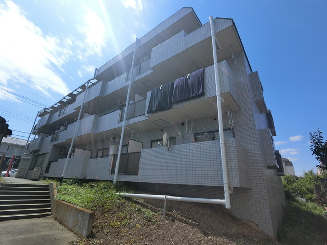 建物外観　マンション１階に郵便局ございます！