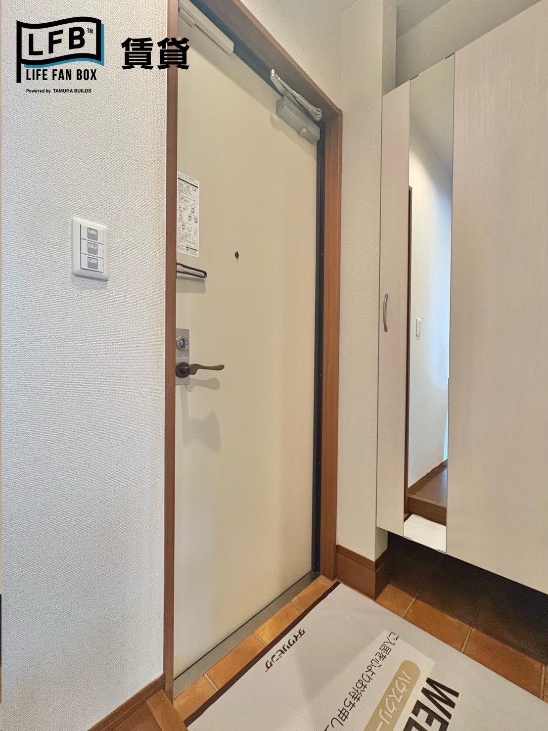 玄関　※別部屋の室内写真です。壁紙や床の色、仕様が異なる場合がござ