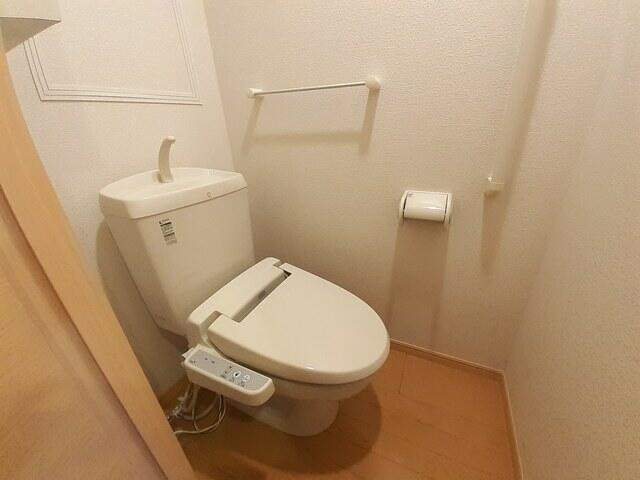 トイレ　温水洗浄便座です