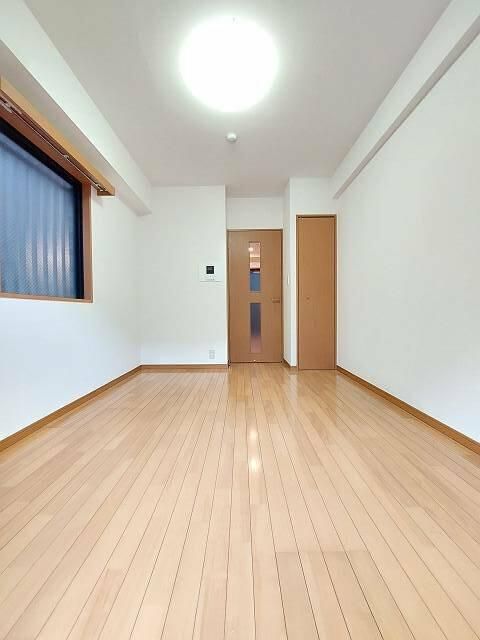 京王新線 幡ケ谷駅 徒歩3分 8階建 築26年の居間写真