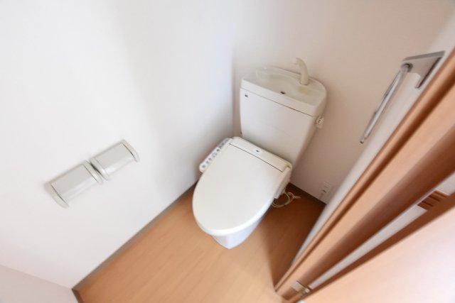 小田急小田原線 厚木駅 徒歩12分 2階建 築15年のトイレ写真