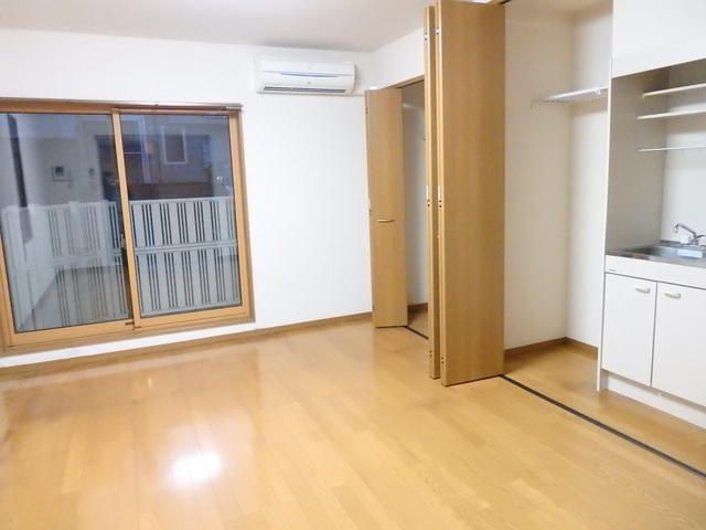 プティメゾンクールの居間写真