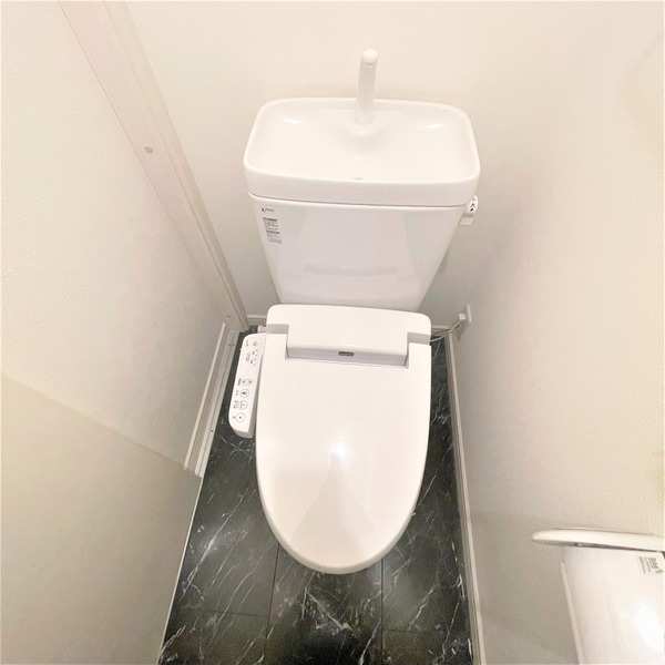 都営大江戸線 西新宿五丁目駅 徒歩4分 3階建 築15年のトイレ写真