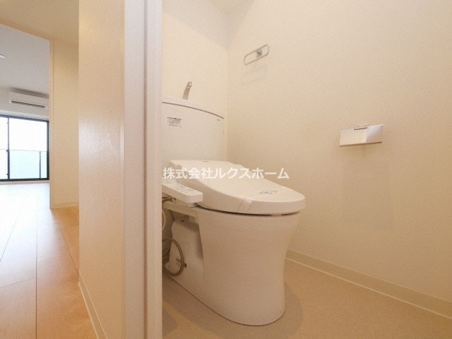 トイレ　落ち着いた色調のトイレです