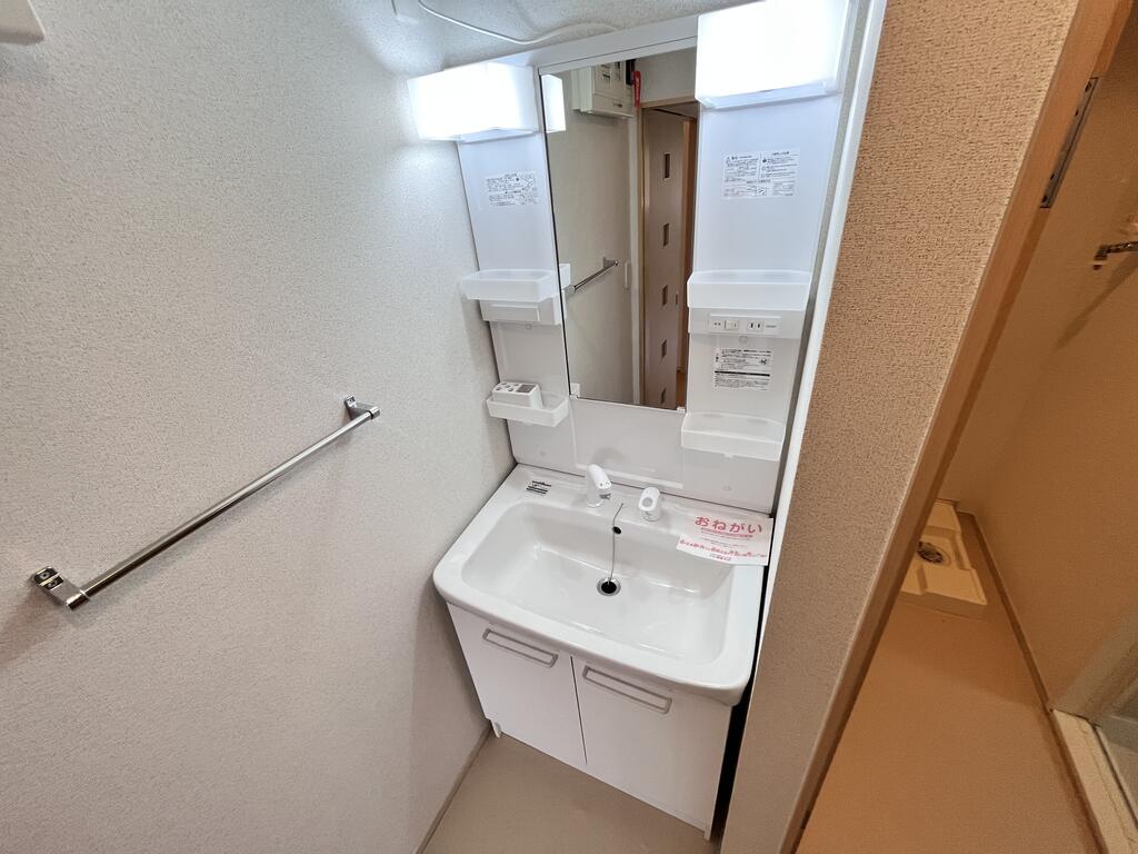 洗面設備　同型タイプの別物件参考　仕様・色合い等異なります