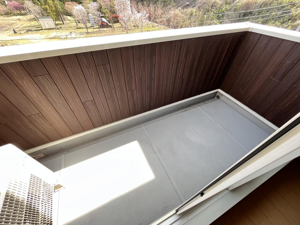 バルコニー　同型タイプの別物件参考　仕様・色合い等異なります