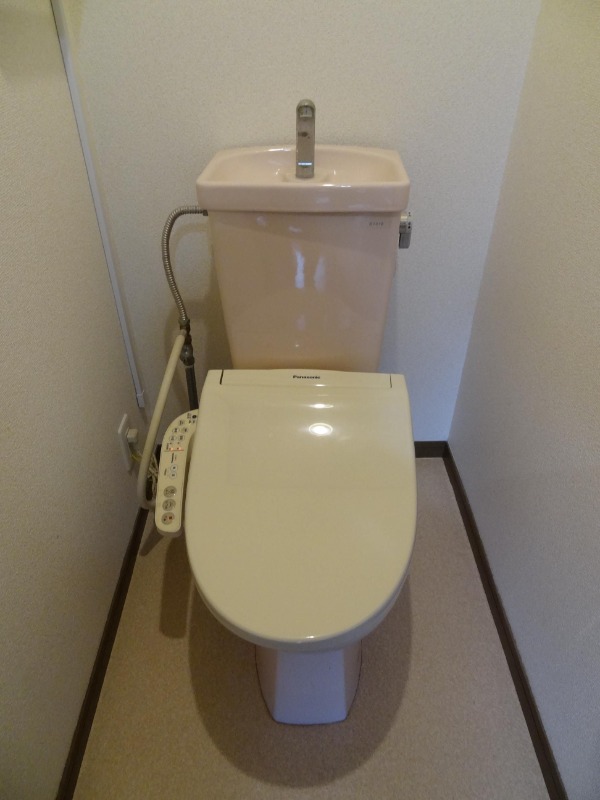 トイレ　温水洗浄付き便座です