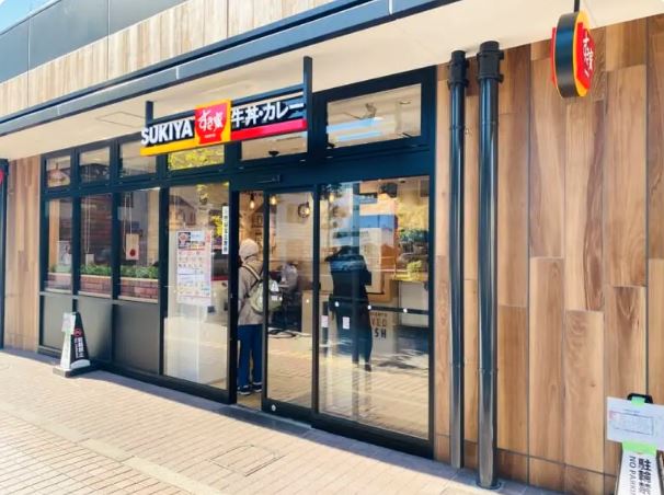 飲食店　すき家東武谷塚駅前店（飲食店）まで705m