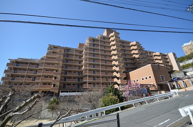 広島市西区古江上のマンションの建物外観