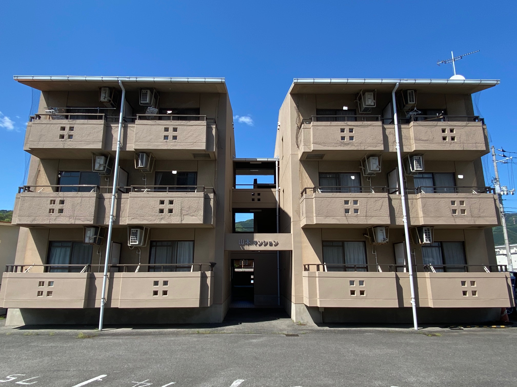 山本マンションの建物外観