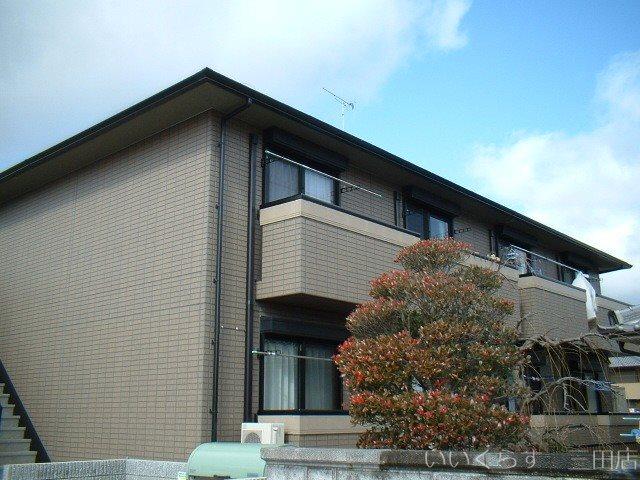 三田市上井沢のアパートの建物外観