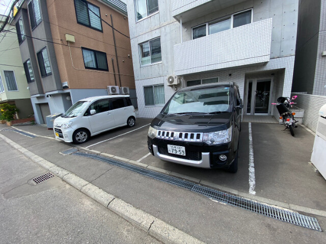 【ル・ファール山鼻14条の駐車場】