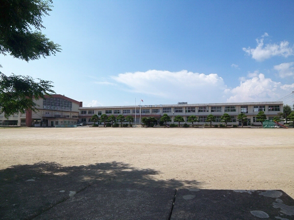 【サンスカイ三城Aの小学校】