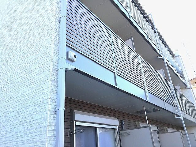 【白岡市西のマンションのエントランス】