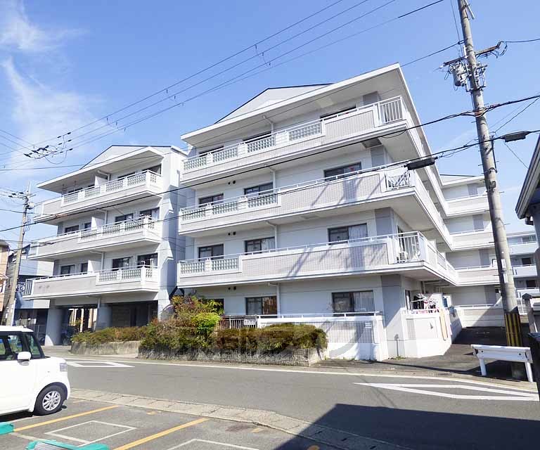 京都市右京区梅津上田町のマンションの建物外観