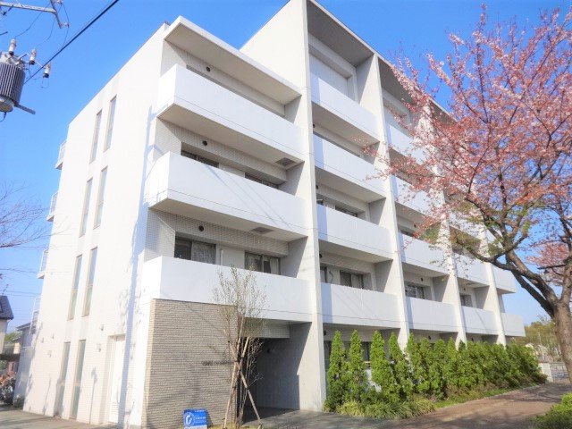 【クレスト久米川の建物外観】