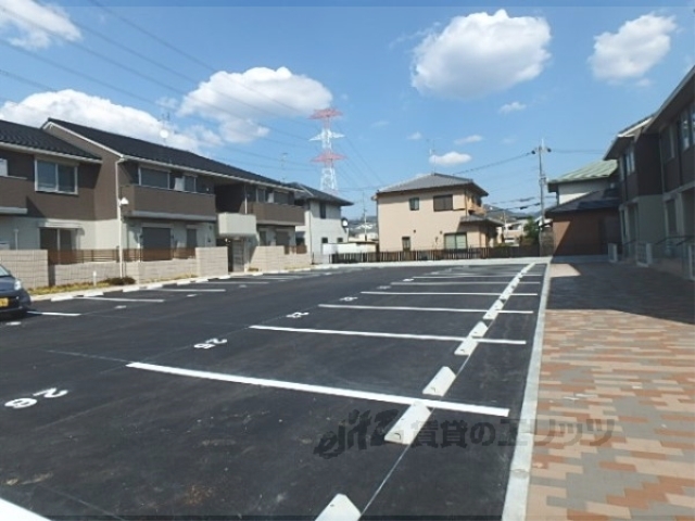 【京田辺市三山木中央のアパートの駐車場】