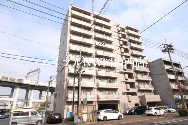 【岡山市北区東島田町のマンションの建物外観】