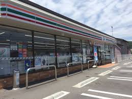 【高松市鬼無町藤井のアパートのコンビニ】