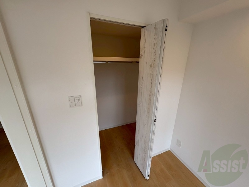 収納　こちらの収納にはハンガーをかけて服もしまえますね。