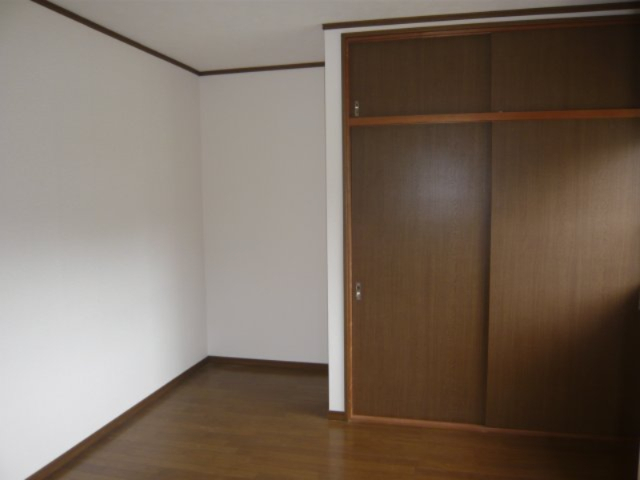 収納　衣類や季節物はコチラに収納できます