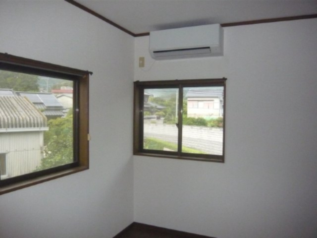 居室・リビング　風通りも良さそうな２面採光でお部屋も明るいです　エアコン付き
