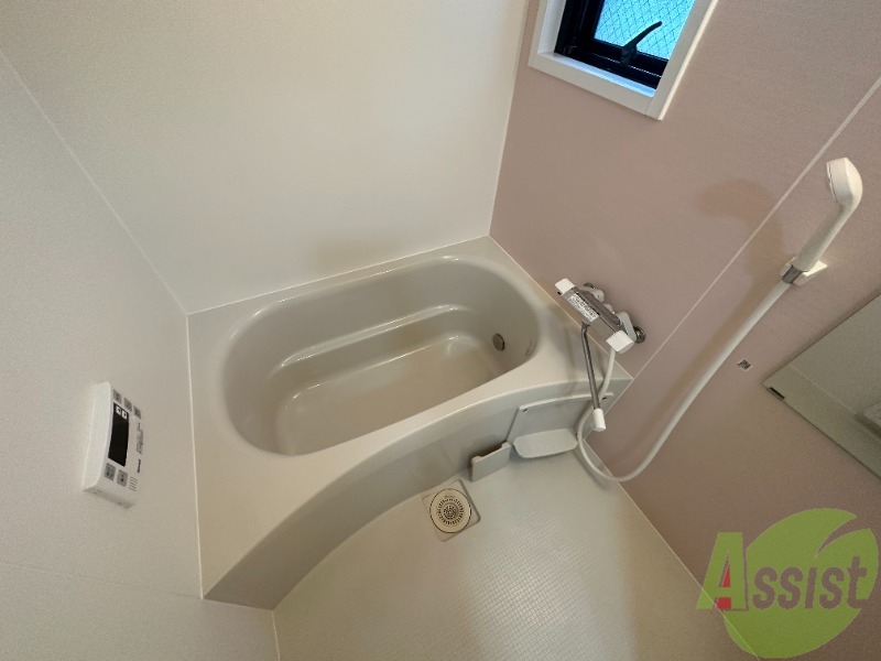 バス・シャワールーム　お風呂になります。小窓が付いているのが嬉しいポイントですね