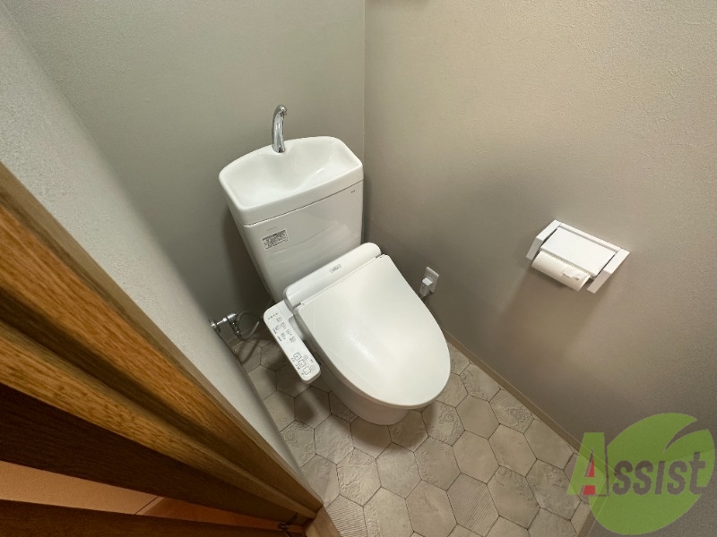 トイレ　温水洗浄便座付きのお手洗いです。クロスが素敵ですね