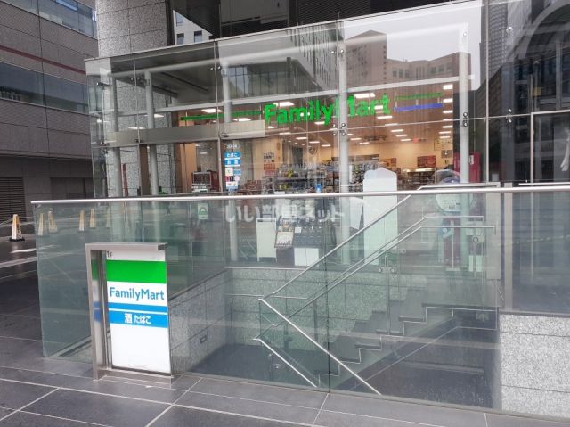 コンビニ　ファミリーマート西新宿八丁目店（コンビニ）まで484m