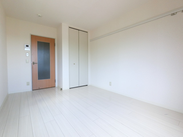 居室・リビング　★白が基調となっており清潔感のあるお部屋です★