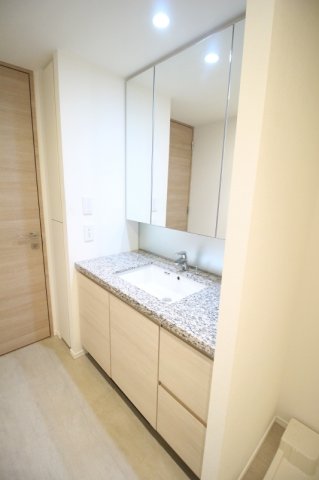 洗面設備　リネン庫あり