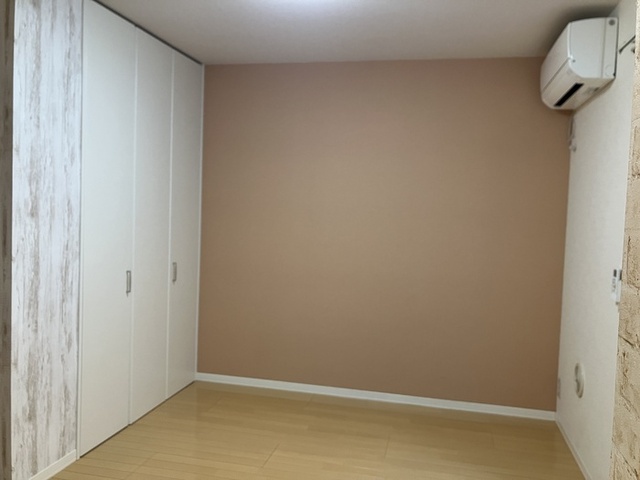 居室・リビング　★【洋室８．５帖】　エアコン付きで年中快適な室温をキープ★