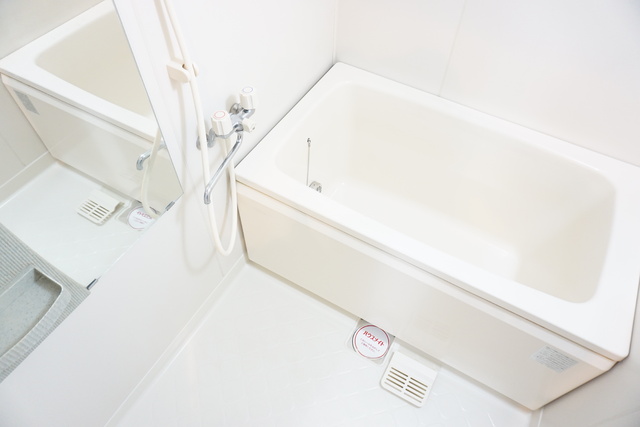 バス・シャワールーム　追焚と浴室乾燥機付きのバスルーム