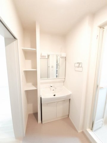 洗面設備　明るい洗面所です