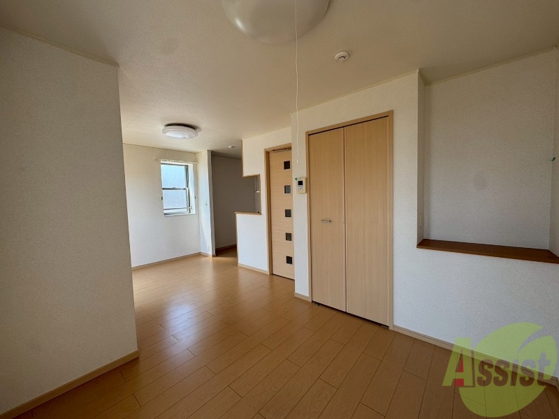 居室・リビング　広くきれいなリビングは明るい光も良く差します。