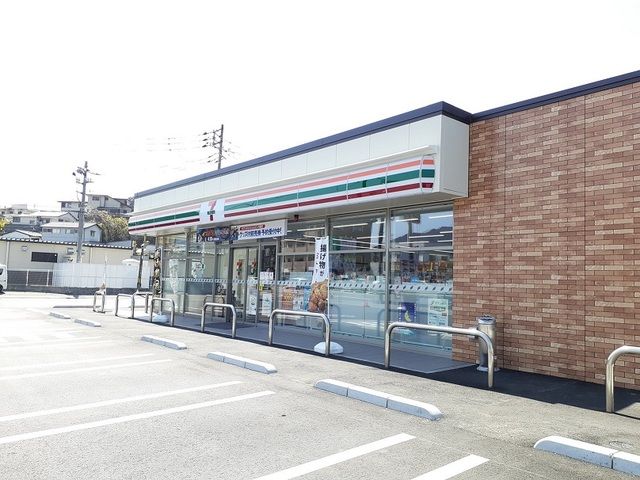コンビニ　セブンイレブン（コンビニ）まで650m